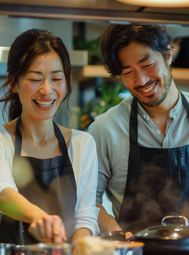 オーナーが笑顔で料理をしてる写真
