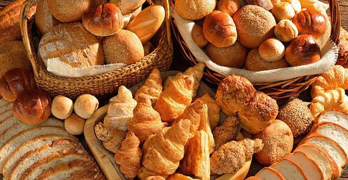 たくさんの種類のパンの画像